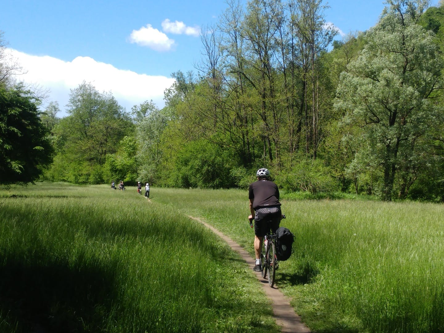 In bicicletta sulla futura ciclovia dalla Svizzera a Busto Arsizio