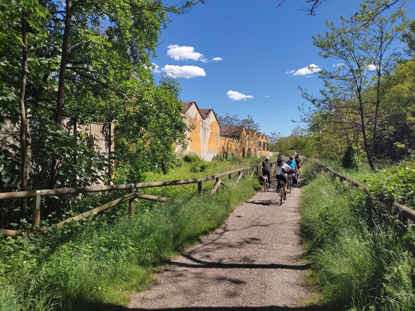 In bicicletta sulla futura ciclovia dalla Svizzera a Busto Arsizio