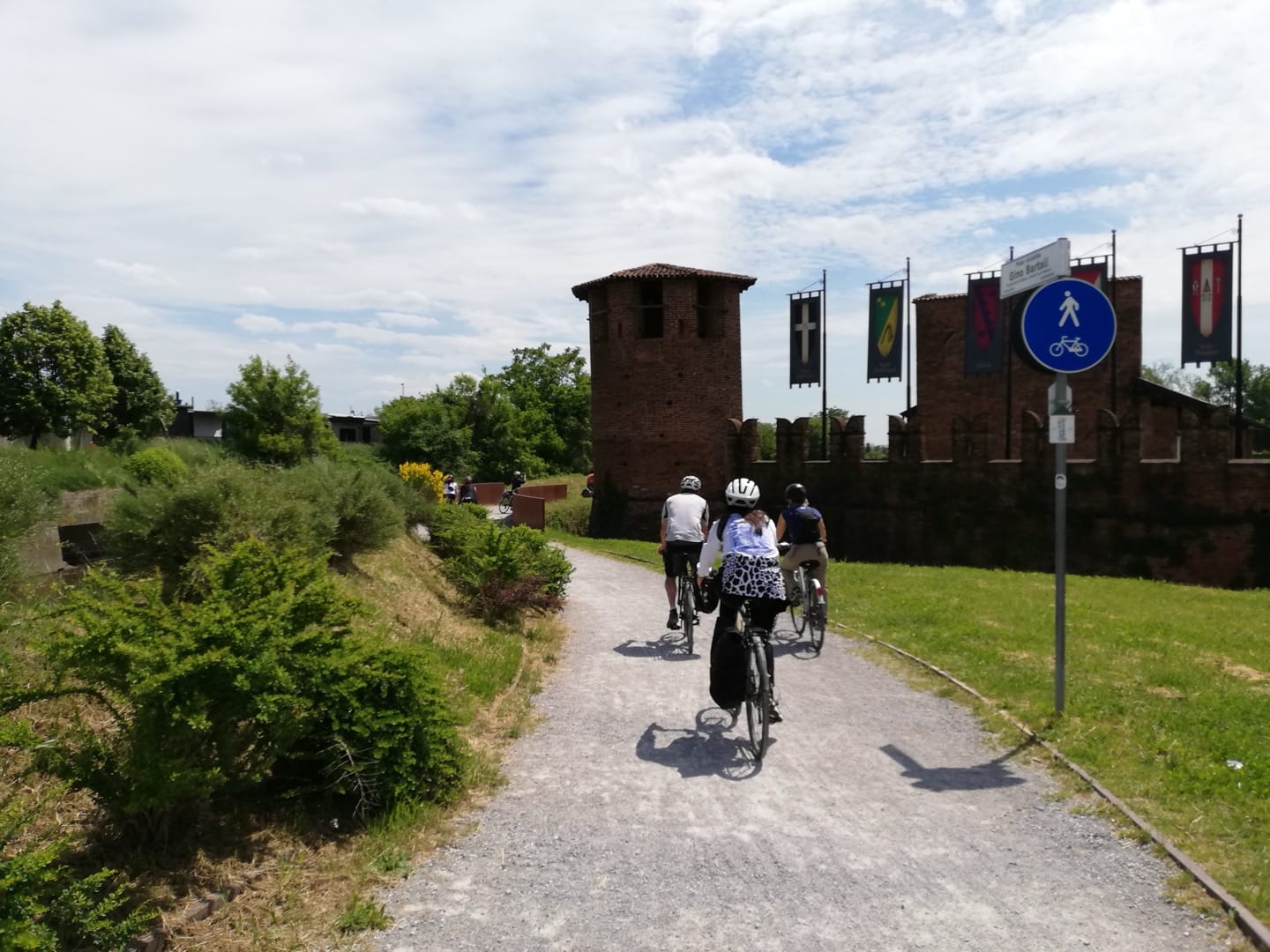 In bicicletta sulla futura ciclovia dalla Svizzera a Busto Arsizio