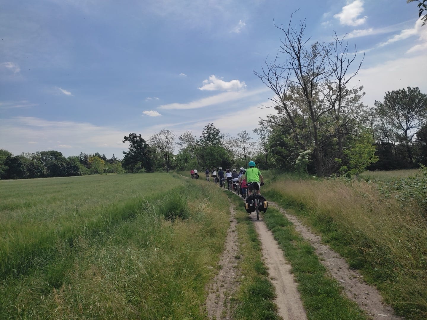 In bicicletta sulla futura ciclovia dalla Svizzera a Busto Arsizio