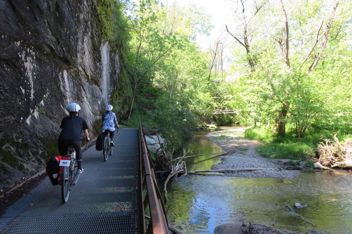 In bicicletta sulla futura ciclovia dalla Svizzera a Busto Arsizio