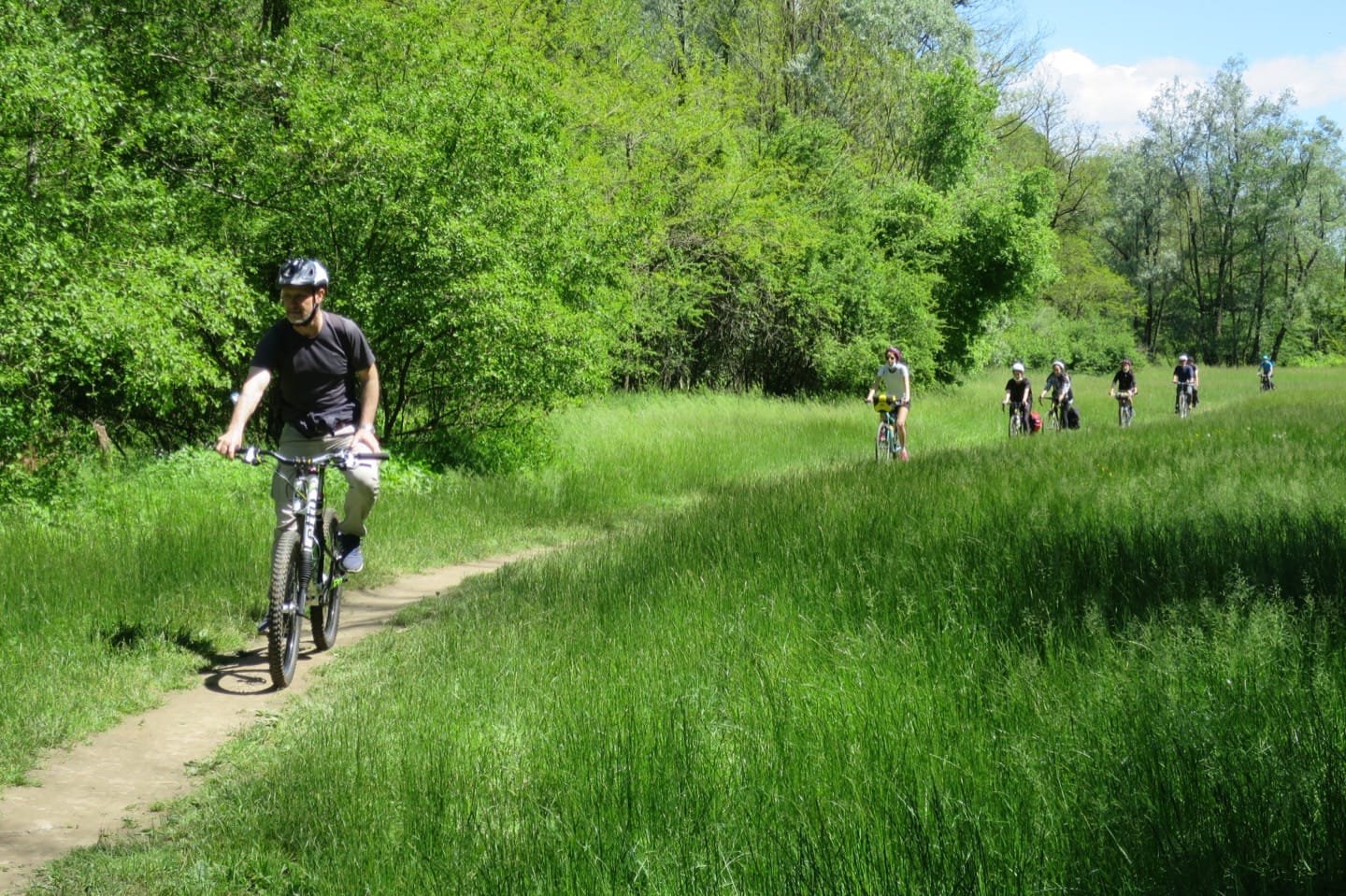 In bicicletta sulla futura ciclovia dalla Svizzera a Busto Arsizio