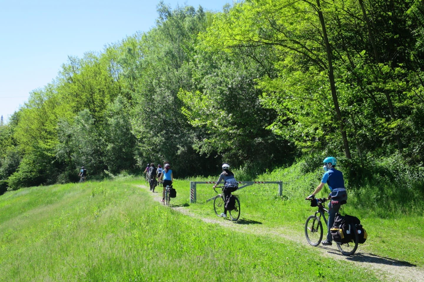 In bicicletta sulla futura ciclovia dalla Svizzera a Busto Arsizio