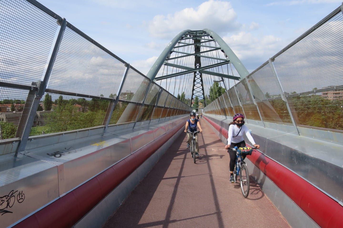 In bicicletta sulla futura ciclovia dalla Svizzera a Busto Arsizio